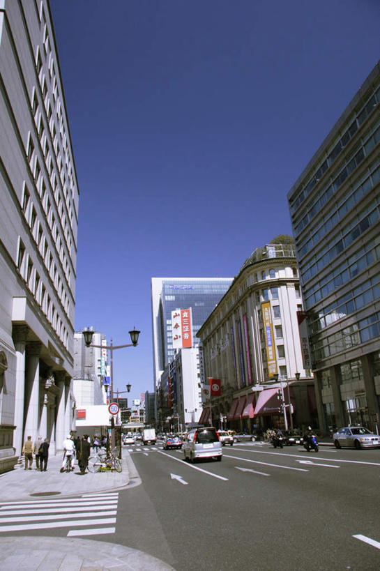 无人,高楼大厦,竖图,室外,白天,仰视,度假,办公楼,美景,城市风光,标志建筑,城市,大厦,道路,地标,建筑,街道,路,摩天大楼,人行横道,写字楼,公路,汽车,东京,日本,亚洲,阴影,光线,影子,景观,人行道,交通,娱乐,建设,车,蓝色,蓝天,天空,阳光,楼宇,交通工具,轿车,天,享受,休闲,商务楼,景色,放松,载具,人行横道线,东亚,本州,关东地方,本州岛,日本国,东京都,日本桥,斑马线,马路,彩图,低角度拍摄,大楼,高层建筑,高楼,摩天楼