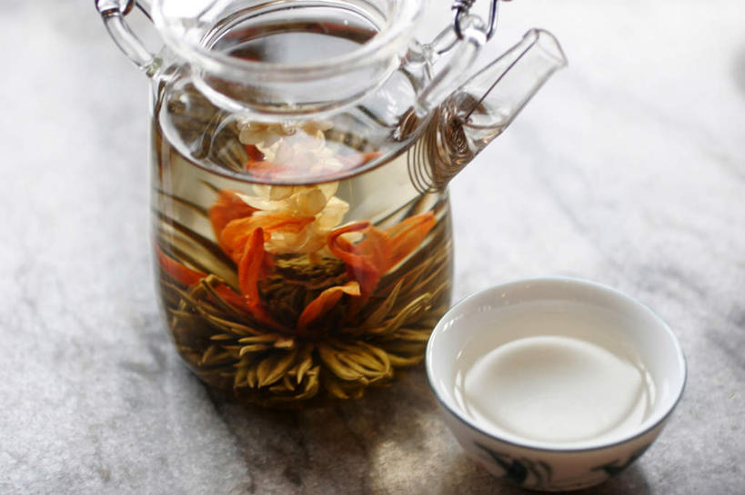 无人,横图,俯视,室内,特写,白天,幸福,茶,杯子,壶,茶叶,饮品,两杯,娱乐,水壶,茶壶,水杯,花茶,享受,休闲,温馨,放松,乐趣,保健,养生,摄影,影棚,花草茶,舒适,茉莉花茶,茉莉香片,香花茶,香片,熏花茶,茶杯,彩图,高角度拍摄,影棚拍摄,拍摄
