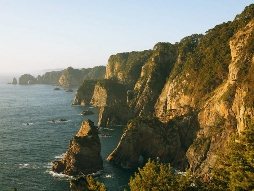 无人,横图,俯视,室外,白天,旅游,度假,海浪,海洋,石头,美景,山,山脉,日本,亚洲,阴影,光线,石子,影子,景观,浪花,山顶,山峰,悬崖,云,云朵,山峦,云彩,娱乐,蓝色,白云,蓝天,天空,阳光,自然,海水,群山,天,享受,休闲,景色,放松,晴朗,自然风光,陡崖,海景,东亚,沉积岩,本州,本州岛,日本国,岩手,岩手县,东北地方,颠峰,极峰,水成岩,大海,风浪,海,海水的波动,近岸浪,石块,岩石,涌浪,晴空,彩图,高角度拍摄