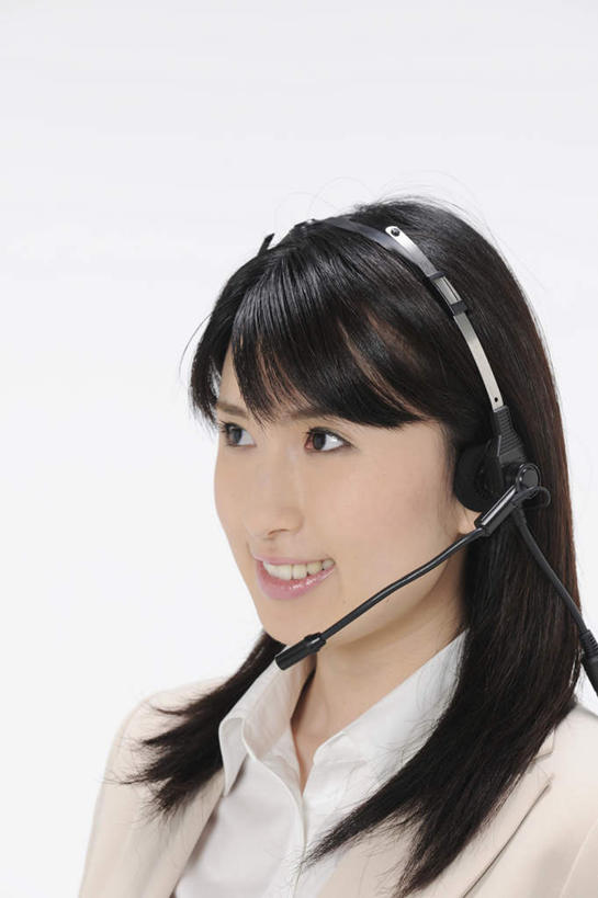 脸,头,脸颊,商务人士,商务女性,站,笑,微笑,竖图,室内,特写,白天,白色背景,正面,衬衫,仅一个年轻女性,仅一个女性,仅一个人,套装,话务员,注视,黑色,耳机,耳麦,话筒,观察,看,站着,摄影,影棚,观看,察看,麦克风,个人,关注,商务装,工薪阶层,客服人员,电话销售,年轻女性,年轻人,头部,长发,脸部,脸蛋,面部,白领,接线员,上班族,站立,半身,彩图,影棚拍摄,衬衣,拍摄