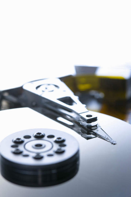 无人,竖图,俯视,室内,特写,白天,白色背景,零件,齿轮,数据,桌面,桌子,静物,连接,组合,信息,木制,存储介质,一个,木制品,机械,摄影,影棚,单个,链接,存储,五金,紧固,拼接,拼凑,硬盘驱动器,拼合,凑集,聚合,撮合,链结,牢固,彩图,高角度拍摄,影棚拍摄,拍摄