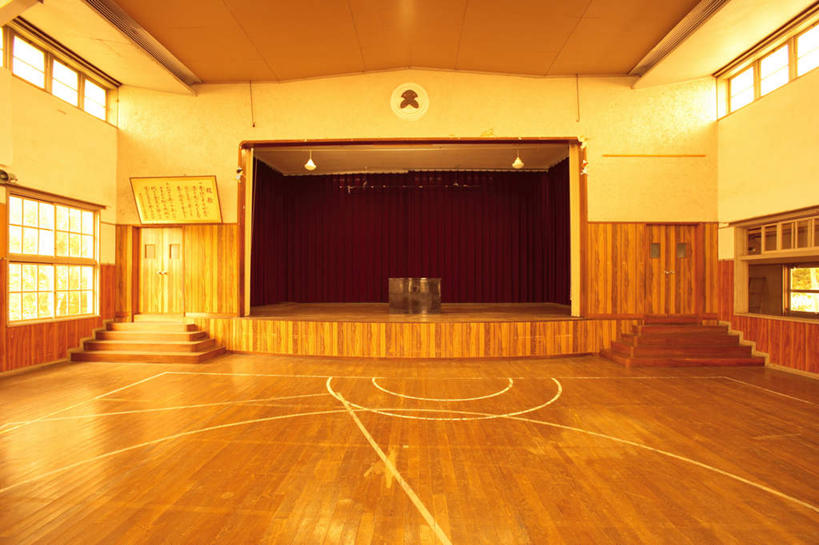 无人,学校,舞台,横图,室内,白天,正面,窗户,地板,楼梯,门,天花板,照明,许多,装饰,木制,墙,篮球场,灯光,地面,校园,吊灯,木地板,玻璃窗,墙壁,墙面,灯,空调,装饰品,两个,一个,白色,阳光,装饰物,灯具,门框,教室,字画,单个,华丽,修饰,明亮,照亮,点缀,照明设备,饰物,演讲台,衬托,美观,雅致,雅观,彩图