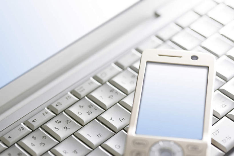 无人,打电话,横图,俯视,室内,特写,白天,电脑,笔记本电脑,显示器,静物,电话,手机,网络,标志,屏幕,文字,字符,字母,通讯设备,标识,显示屏,无线,通信设备,无线网络,无线上网,便携式电脑,输出设备,一部,交流,手提电脑,沟通,通话,彩图,高角度拍摄