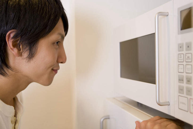 东方人,脸,头,脸颊,手,一个人,站,横图,室内,特写,白天,侧面,烹饪,厨房,厨具,亚洲,仅一个男性,仅一个人,服装,朦胧,模糊,电器,墙,注视,休闲装,黄种人,肩膀,墙壁,墙面,仅一个年轻男性,衣服,白色,观察,看,站着,休闲,手部,休闲服,服饰,观看,单手,微波炉,察看,家电,家用电器,关注,微波,炊具,烹饪用具,男人,男性,年轻男性,亚洲人,头部,脸部,脸蛋,面部,烹调用具,烹调,站立,半身,彩图,灶间,小家电