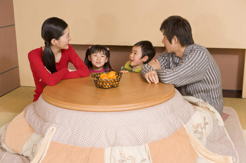 东方人,儿童,四个人,家庭,夫妻,母亲,父亲,女儿,儿子,坐,笑,说,微笑,露齿笑,横图,室内,白天,正面,爱情,讨论,纯洁,柑橘,水果,亚洲,一堆,堆叠,堆积,服装,新鲜,篮子,生食,食品,果实,浪漫,休闲装,黄种人,相视,食物,小孩,衣服,取暖,休闲,温暖,温馨,父女,父子,母女,母子,一家人,面对面,休闲服,恩爱,父爱,可爱,母爱,童年,童趣,恋人,服饰,藤编,有机食品,绿色食品,堆,对视,和睦,相对,童真,烂漫,无邪,相看,被炉,炬燵,暖桌,交流,天真,男孩,男人,男性,年轻男性,年轻女性,女孩,女人,女性,亚洲人,孩子,年轻人,夫妇,情侣,橘子,桔子,橙子,橙,沟通,讲话,交谈,商讨,说话,谈话,坐着,半身,彩图,伴侣,融洽,男生,女生