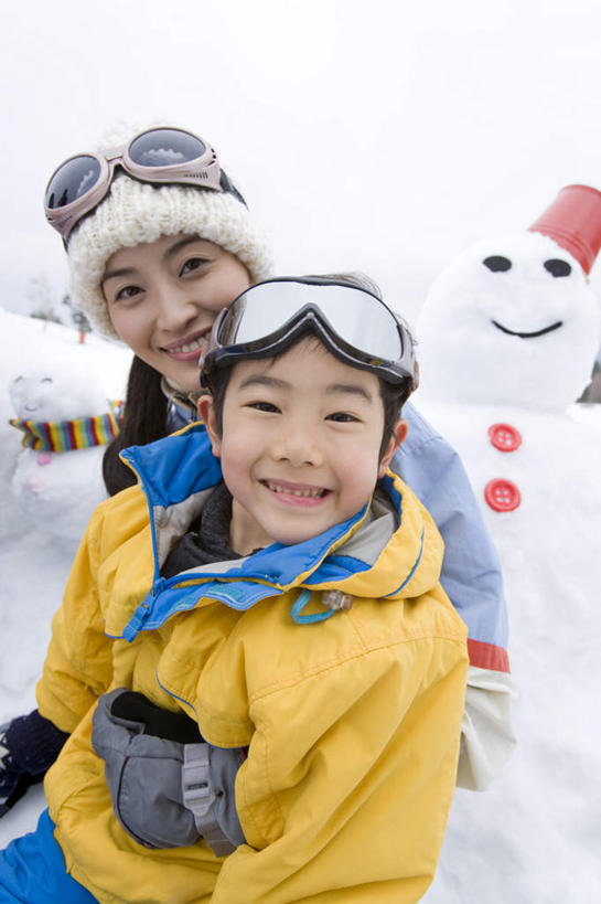 东方人,儿童,两个人,家庭,母亲,儿子,坐,抱,笑,微笑,露齿笑,竖图,室外,白天,正面,游戏,纯洁,安全,雪,大雪,帽子,亚洲,服装,朦胧,模糊,眼镜,积雪,雪景,雪人,冬季,冬天,防护,玩,注视,黄种人,娱乐,小孩,衣服,观察,看,休闲,温暖,温馨,母子,一家人,寒冷,可爱,母爱,童年,童趣,服饰,抱着,观看,活动,羽绒服,保暖,护目镜,保护,和睦,察看,搂着,御寒,发泄,关注,消遣,智力,保险,童真,烂漫,无邪,宣泄,保全,周全,安稳,安定,棉帽,严寒,安全防护眼镜,冬装,平安,天真,男孩,年轻女性,女人,女性,亚洲人,孩子,年轻人,怀抱,搂,搂抱,玩耍,嬉戏,相抱,拥抱,坐着,半身,彩图,融洽,防护眼镜,男生,拟人