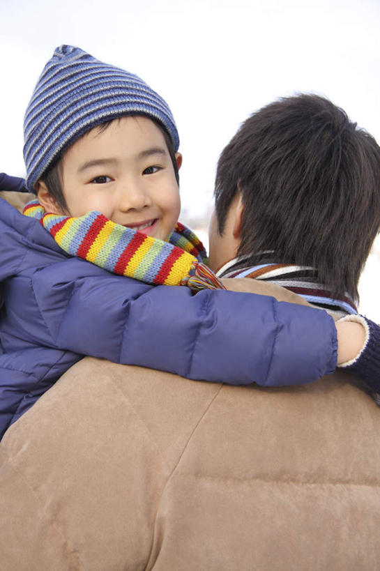 东方人,儿童,背部,两个人,家庭,父亲,儿子,站,抱,笑,微笑,露齿笑,竖图,室外,白天,正面,纯洁,雪,大雪,帽子,亚洲,服装,装饰,积雪,雪景,冬季,冬天,注视,黄种人,小孩,衣服,围巾,观察,看,站着,温暖,温馨,父子,一家人,父爱,寒冷,可爱,童年,童趣,服饰,围脖,抱着,观看,羽绒服,保暖,华丽,点缀,和睦,察看,搂着,御寒,关注,童真,烂漫,无邪,衬托,美观,雅致,雅观,棉帽,严寒,冬装,天真,男孩,男人,男性,年轻男性,亚洲人,孩子,年轻人,怀抱,搂,搂抱,相抱,拥抱,站立,半身,彩图,融洽,男生