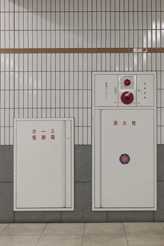 无人,竖图,室内,特写,白天,正面,安全,指示牌,静物,日文,标志,瓷砖,文字,字符,墙,防护,警告,标识,墙壁,墙面,白色,警示,保护,禁止,提醒,提示,限制,保险,日语,保全,周全,安稳,安定,防盗,电子防盗,防火报警器,警报器,平安,危险,彩图