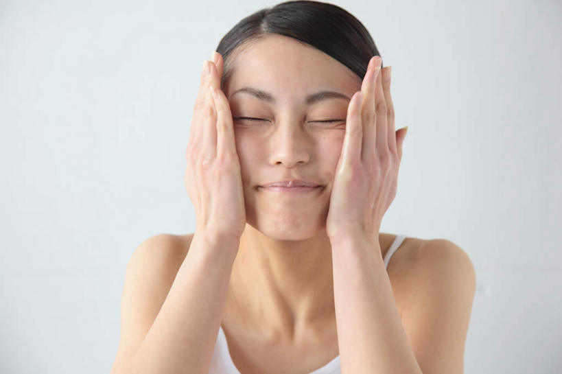 东方人,脸,头,脸颊,手,一个人,站,举,闭眼,横图,室内,特写,白天,留白,白色背景,正面,吊带,亚洲,双手,仅一个年轻女性,仅一个女性,仅一个人,服装,涂抹,吊带衫,休闲装,黄种人,肩膀,衣服,白色,托,站着,休闲,手部,休闲服,摄影,服饰,影棚,抹,年轻女性,女人,女性,亚洲人,头部,脸部,脸蛋,面部,闭眼睛,闭着眼,闭着眼睛,举起,举手,举着,向上举,向上伸,向上托,站立,半身,彩图,影棚拍摄,拍摄