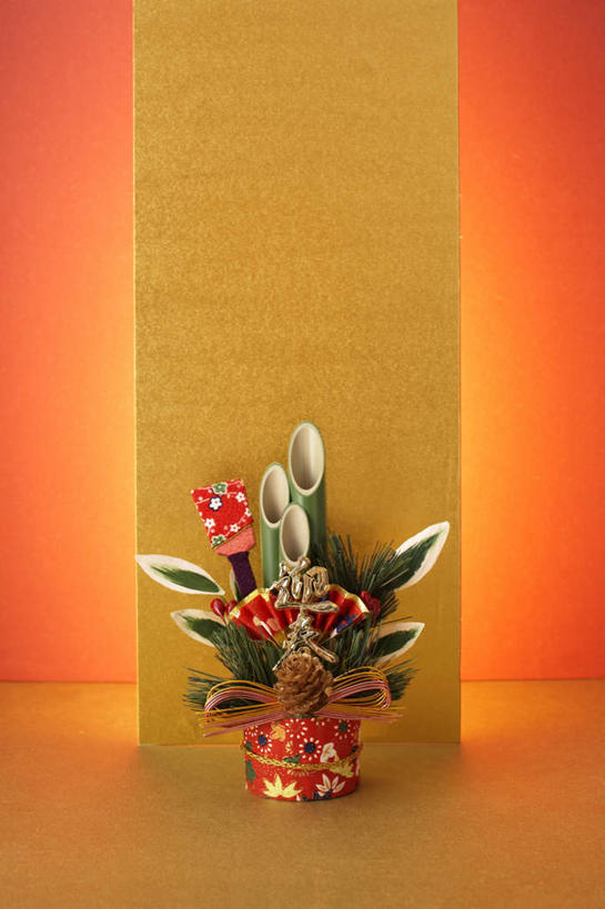 无人,竖图,室内,特写,白天,正面,新年,橙色背景,节日,庆祝,装饰,文化,一个,庆典,摄影,影棚,单个,纪念,华丽,修饰,点缀,门松,衬托,美观,雅致,雅观,长寿,彩图,影棚拍摄,拍摄