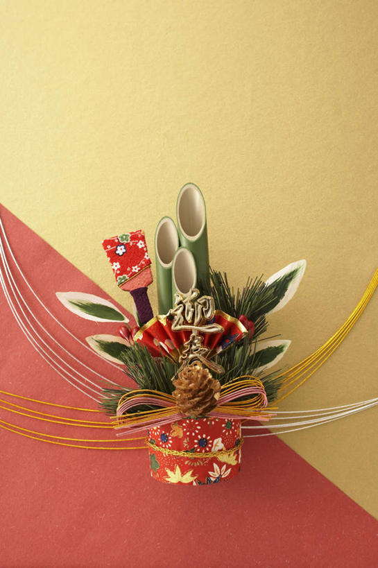 无人,竖图,俯视,室内,特写,白天,黄色背景,装饰,日文,标志,文字,字符,标识,摄影,影棚,华丽,修饰,点缀,门松,日语,衬托,美观,雅致,雅观,长寿,彩图,高角度拍摄,影棚拍摄,拍摄