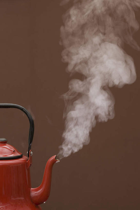 无人,竖图,室内,特写,白天,正面,雾,沸腾,朦胧,模糊,蒸汽,壶,墙,水蒸气,雾气,墙壁,墙面,水壶,一个,红色,茶壶,摄影,影棚,褐色背景,单个,气体,蒸发,彩图,影棚拍摄,拍摄