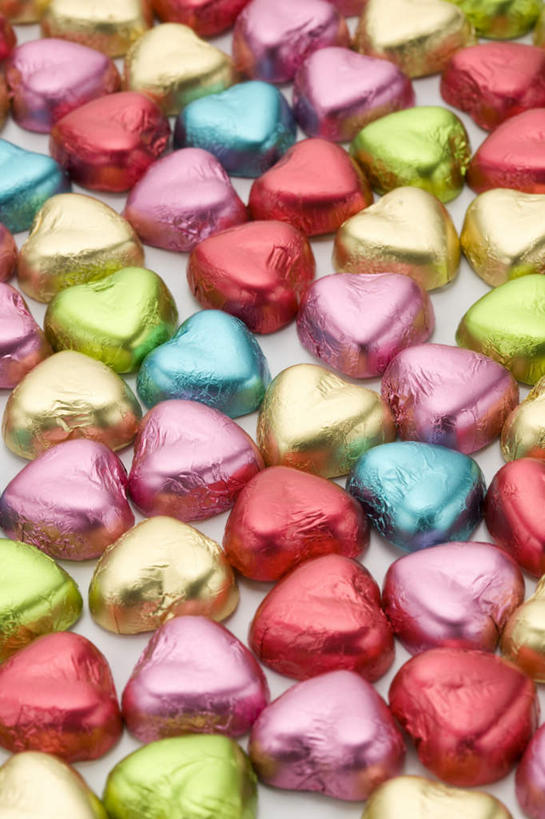 无人,竖图,俯视,彩色,室内,特写,白天,白色背景,爱情,一排,许多,爱心,朦胧,模糊,整齐,食品,糖,糖果,甜点,甜品,浪漫,食物,排列,红色,蓝色,绿色,甜食,巧克力,温暖,温馨,心形,恩爱,摄影,影棚,和睦,队列,巧克力糖,心型,彩图,高角度拍摄,影棚拍摄,拍摄,融洽