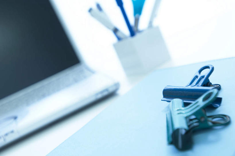 无人,横图,俯视,室内,特写,白天,电脑,笔记本电脑,桌子,许多,阴影,不锈钢,朦胧,模糊,光线,网络,笔,不锈钢制品,影子,办公桌,办公用品,通讯设备,文具,排列,两个,阳光,夹子,学习用品,一台,文具用品,无线,队列,通信设备,无线网络,无线上网,便携式电脑,手提电脑,彩图,高角度拍摄