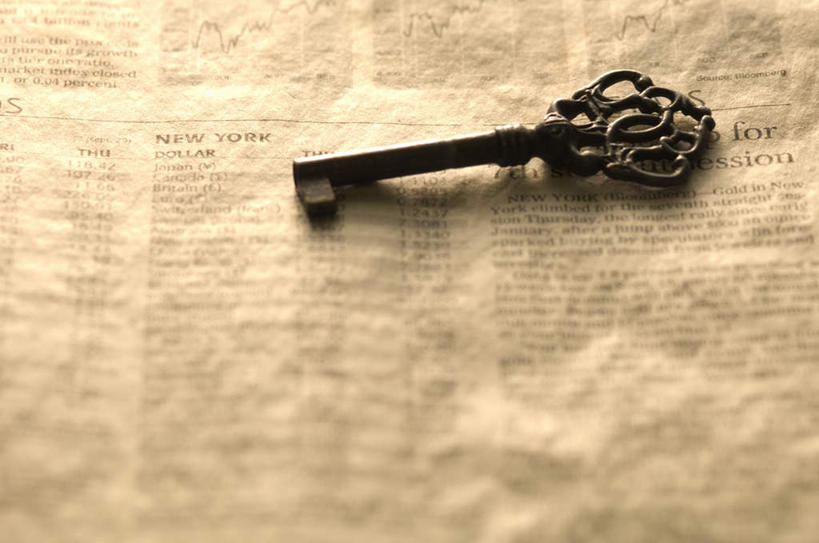 无人,横图,俯视,室内,特写,白天,复古,安全,报纸,一把,一张,阴影,花纹,朦胧,模糊,光线,信息,影子,防护,钥匙,古典,阳光,保护,新闻,开启,封闭,古旧,保险,私密,保全,周全,安稳,安定,防盗,平安,彩图,高角度拍摄,报刊