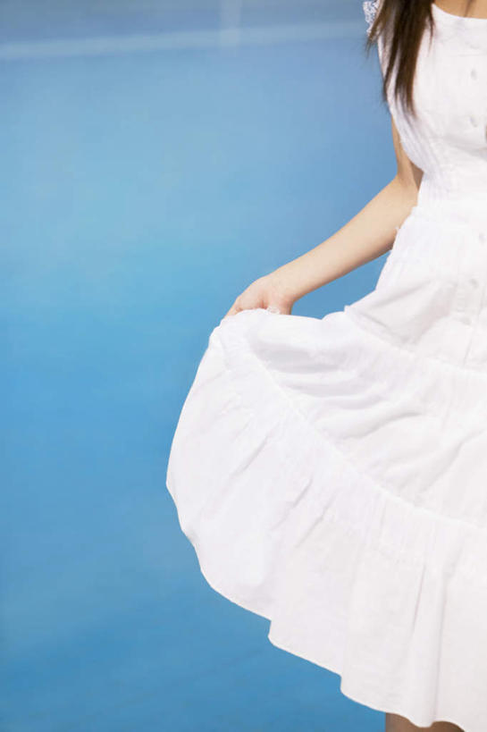 东方人,头发,一个人,体育馆,游泳池,站,拉,摸,竖图,室外,白天,正面,裙子,旅游,度假,水,亚洲,仅一个年轻女性,仅一个女性,仅一个人,抚摸,阴影,连衣裙,光线,影子,水池,水面,黄种人,娱乐,泳池,蓝色,白色,黑色,阳光,站着,享受,休闲,放松,扯,游泳馆,年轻女性,女人,女性,亚洲人,长发,触摸,接触,站立,半身,彩图