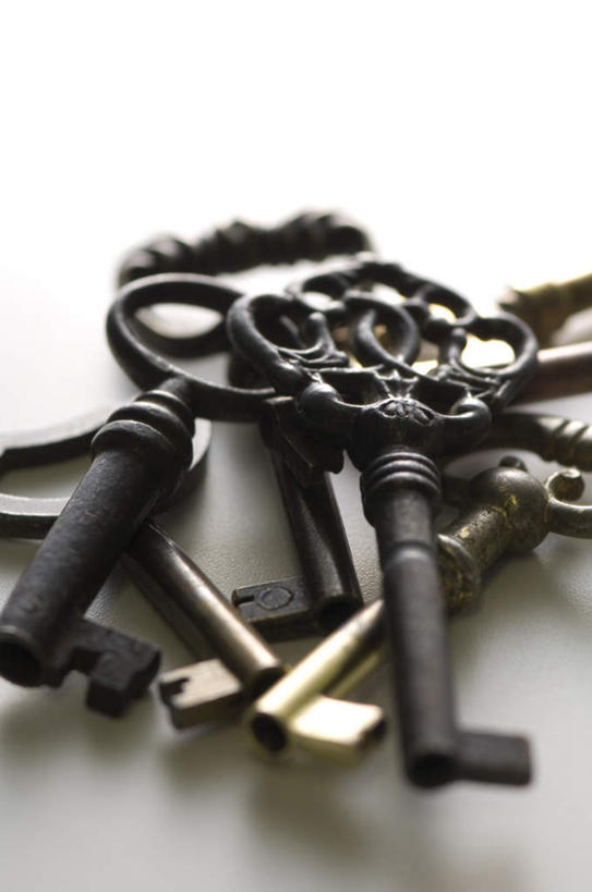 无人,竖图,俯视,室内,特写,白天,白色背景,复古,安全,桌面,一堆,许多,阴影,堆叠,堆积,花纹,光线,影子,防护,钥匙,古典,阳光,摄影,影棚,堆,保护,开启,封闭,古旧,保险,私密,保全,周全,安稳,安定,防盗,平安,彩图,高角度拍摄,影棚拍摄,拍摄