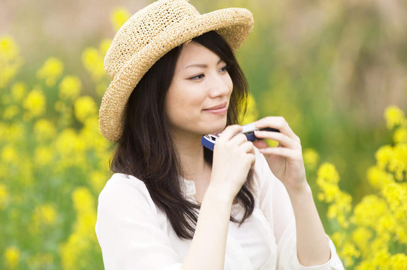 东方人,头发,一个人,站,捧,笑,摸,微笑,露齿笑,横图,室外,白天,侧面,旅游,度假,草地,草坪,植物,帽子,亚洲,仅一个年轻女性,仅一个女性,仅一个人,抚摸,握,阴影,服装,盛开,光线,影子,口琴,拿,花蕾,拿着,注视,休闲装,黄种人,娱乐,草,花,花瓣,花朵,鲜花,一个,衣服,黄色,绿色,白色,黑色,阳光,遮阳帽,花苞,花蕊,油菜花,吹,观察,看,站着,享受,休闲,休闲服,放松,握着,服饰,单个,观看,察看,关注,琴,一顶,年轻女性,女人,女性,亚洲人,长发,触摸,端,端着,接触,捧着,手捧,站立,半身,彩图