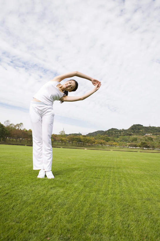 东方人,头发,一个人,农田,站,举,摸,竖图,室外,白天,正面,锻炼,旅游,度假,运动,庄稼,农作物,草地,草坪,植物,亚洲,仅一个年轻女性,仅一个女性,仅一个人,抚摸,伸展,弯腰,阴影,服装,光线,影子,云,云朵,云彩,休闲装,黄种人,娱乐,草,树,树木,衣服,蓝色,绿色,白色,黑色,白云,蓝天,天空,阳光,自然,天,托,站着,享受,休闲,休闲服,放松,服饰,生长,成长,弯身,体育,年轻女性,女人,女性,亚洲人,长发,触摸,接触,举起,举手,举着,向上举,向上伸,向上托,站立,彩图,全身,健身,耕地,庄稼田