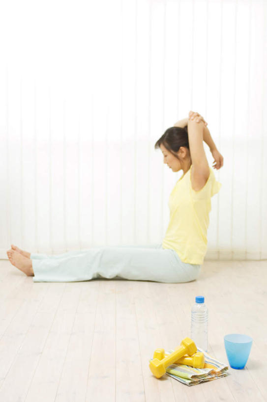 东方人,头发,一个人,坐,举,摸,竖图,室内,白天,侧面,锻炼,瑜伽,运动,地板,哑铃,亚洲,仅一个年轻女性,仅一个女性,仅一个人,抚摸,伸展,阴影,服装,光线,影子,墙,地面,注视,休闲装,黄种人,运动器械,木地板,墙壁,墙面,两个,衣服,黄色,黑色,阳光,瓶子,塑料制品,观察,看,托,休闲,休闲服,健身器械,塑料瓶,养生,服饰,观看,察看,关注,健身器材,体育,年轻女性,女人,女性,亚洲人,触摸,接触,举起,举手,举着,向上举,向上伸,向上托,坐着,彩图,全身,健身,运动器材