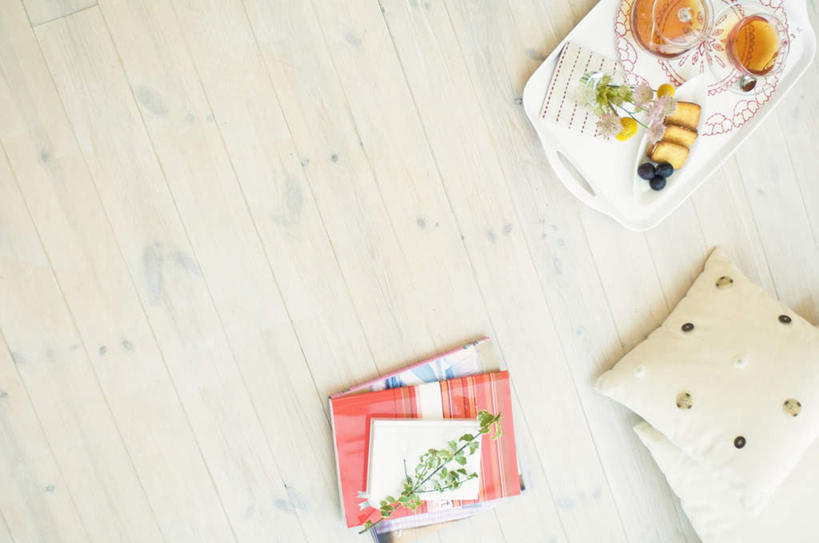 点心,无人,横图,俯视,室内,白天,植物,地板,靠垫,杯子,餐具,书籍,一堆,阴影,堆叠,堆积,光线,瓷器,碟子,盘,盆栽,影子,食品,甜点,甜品,咖啡杯,靠枕,盆景,陶瓷制品,地面,木地板,食物,糕点,两个,绿色,阳光,自然,盘子,垫子,碟,枕头,甜食,生长,成长,堆,瓷杯,书,图书,彩图,高角度拍摄