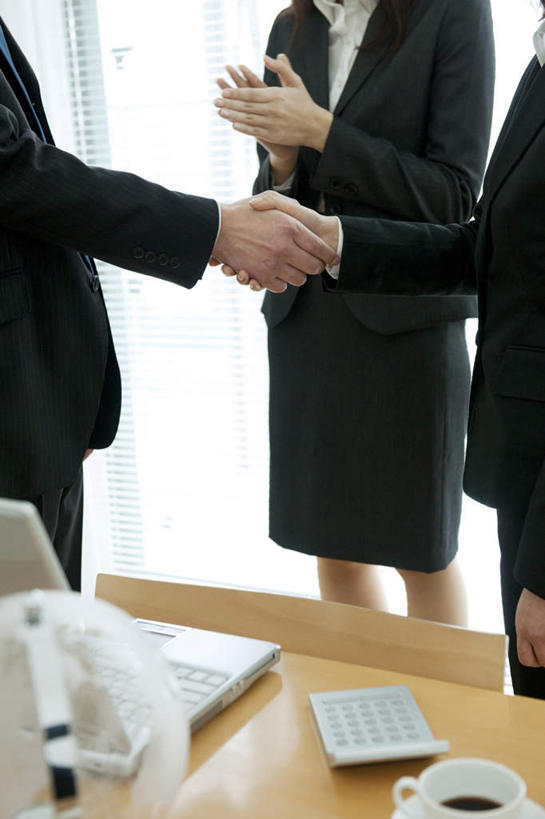 东方人,三个人,伙伴,同事,朋友,商务人士,商务男性,商务女性,办公室,站,握手,竖图,俯视,室内,白天,衬衫,快乐,兴奋,友谊,骄傲,成功,胜利,合作,团队,集体,信心,计算器,电脑,笔记本电脑,窗户,落地窗,杯子,餐具,亚洲,击掌,阴影,套装,光线,计算,科学,网络,瓷器,碟子,盘,影子,墙,办公用品,咖啡杯,陶瓷制品,黄种人,通讯设备,队伍,玻璃窗,相视,墙壁,墙面,一个,阳光,盘子,碟,手势,站着,面对面,战略,自信,理财,财务,单个,对视,无线,领导,成就,数学,瓷杯,通信设备,相对,商务装,无线网络,合伙,领袖,无线上网,便携式电脑,工薪阶层,相看,联合,合谋,配合,协作,手提电脑,男人,男性,年轻男性,年轻女性,女人,女性,亚洲人,白领,上班族,搀手,拉手,拍手,手搀手,手拉手,手牵手,手握手,站立,半身,彩图,高角度拍摄,衬衣,欢乐,开心