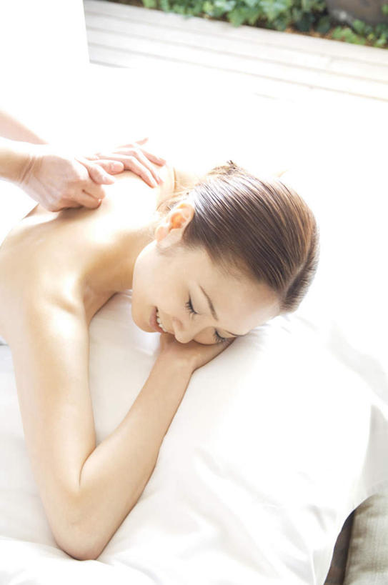 东方人,头发,两个人,伙伴,朋友,按摩师,站,闭眼,笑,摸,微笑,露齿笑,竖图,俯视,室内,白天,浴袍,按摩,友谊,窗户,床,亚洲,撑,抚摸,阴影,光线,影子,床单,黄种人,被子,玻璃窗,黄色,白色,阳光,按,趴着,站着,享受,健康,保健,单人床,撑着,被单,指压,友情,年轻女性,女人,女性,亚洲人,技师,闭眼睛,闭着眼,闭着眼睛,触摸,接触,趴,站立,半身,彩图,高角度拍摄,汤帷子,浴衣,推拿