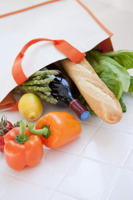 葡萄酒,无人,竖图,俯视,室内,白天,购物,消费,柠檬,辣椒,蔬菜,袋子,水果,阴影,新鲜,光线,包装袋,瓷砖,地砖,手提袋,影子,生菜,莴苣,生食,食品,果实,购物袋,地面,酒类,玻璃制品,酒,酒瓶,食物,饮料,一个,阳光,玻璃瓶,瓶子,金融,有机食品,绿色食品,单个,购买,贸易,彩椒,辣角,红海椒,大椒,辣虎,广椒,春菜,鹅仔菜,莴仔菜,千金菜,叶用莴苣,益母果,柠果,甜椒,柿子椒,辣子,海椒,番椒,灯笼椒,彩图,高角度拍摄