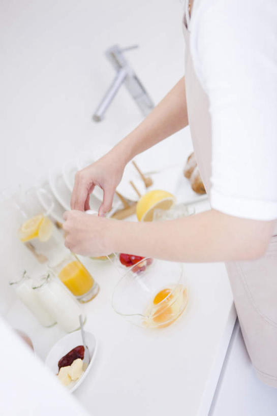 东方人,一个人,站,摸,竖图,俯视,室内,白天,厨房,柑橘,杯子,餐具,水果,亚洲,仅一个年轻女性,仅一个女性,仅一个人,许多,抚摸,握,阴影,服装,新鲜,光线,碟子,盘,水龙头,影子,墙,水池,生食,食品,果实,拿,拿着,注视,休闲装,黄种人,墙壁,墙面,玻璃制品,食物,一个,衣服,黄色,白色,阳光,盘子,水杯,碟,观察,看,站着,休闲,休闲服,握着,服饰,有机食品,绿色食品,单个,观看,察看,关注,年轻女性,女人,女性,亚洲人,玻璃杯,橘子,桔子,橙子,橙,触摸,接触,站立,半身,彩图,高角度拍摄,灶间