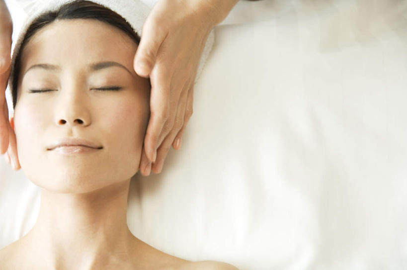 东方人,脸,头,脸颊,手,头发,两个人,伙伴,朋友,按摩师,躺,闭眼,笑,摸,微笑,横图,俯视,室内,特写,白天,按摩,友谊,床,亚洲,抚摸,阴影,光线,影子,床单,黄种人,被子,白色,黑色,阳光,毛巾,按,享受,健康,手部,保健,单人床,被单,指压,卧着,友情,年轻女性,女人,女性,亚洲人,头部,长发,脸部,脸蛋,面部,技师,闭眼睛,闭着眼,闭着眼睛,触摸,接触,躺着,卧,半身,彩图,高角度拍摄,推拿