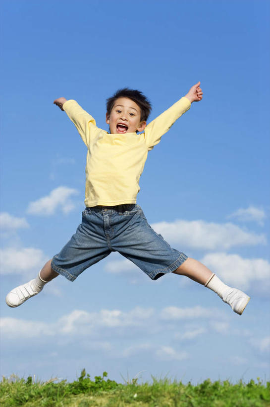 东方人,儿童,头发,一个人,站,跳,举,伸展双臂,竖图,室外,白天,正面,旅游,度假,纯洁,草地,草坪,植物,亚洲,仅一个男性,仅一个人,阴影,服装,裤子,光线,影子,云,云朵,半空,云彩,牛仔裤,休闲装,黄种人,娱乐,草,小孩,衣服,黄色,蓝色,绿色,黑色,白云,蓝天,天空,阳光,天,托,站着,张嘴,仅一个小孩,享受,休闲,休闲服,放松,可爱,童年,童趣,服饰,喊叫,呼喊,愉悦,张大嘴巴,童真,烂漫,无邪,天真,男孩,男人,男性,亚洲人,孩子,张开嘴,敞开双臂,举起,举手,举着,伸开双臂,跳跃,向上举,向上伸,向上托,展开双肩,站立,张开手臂,张开双臂,彩图,全身,开心,男生
