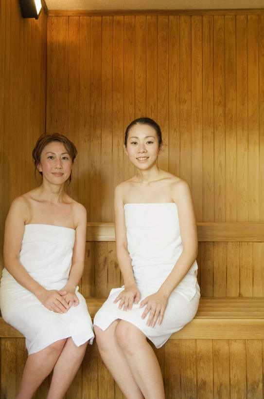 东方人,头发,两个人,伙伴,朋友,坐,笑,摸,微笑,露齿笑,竖图,室内,白天,正面,浴袍,按摩,美容,友谊,亚洲,撑,抚摸,护肤,阴影,光线,瓷砖,地砖,影子,墙,地面,注视,黄种人,墙壁,墙面,白色,黑色,阳光,观察,看,靠,靠着,倚靠,保养,享受,休闲,放松,SPA水疗,保健,温泉浴场,观看,察看,撑着,倚着,关注,养颜,友情,年轻女性,女人,女性,亚洲人,长发,矿泉疗养地,触摸,接触,坐着,半身,彩图,汤帷子,浴衣,水疗