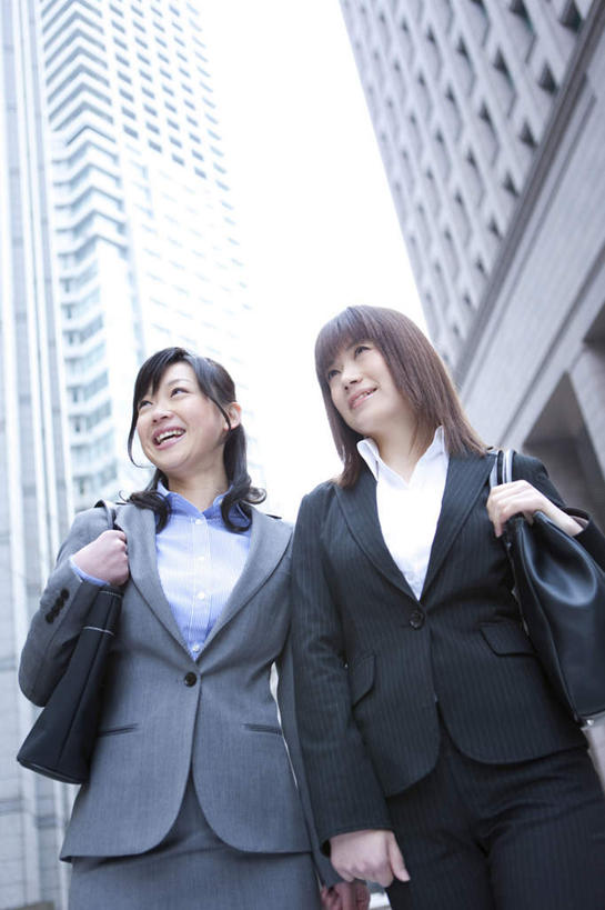 东方人,背,头发,两个人,商务人士,商务女性,高楼大厦,站,笑,摸,微笑,露齿笑,竖图,室外,白天,仰视,衬衫,旅游,度假,大厦,道路,建筑,路,摩天大楼,公路,亚洲,抚摸,套装,包,皮包,交通,扭头,注视,黄种人,娱乐,两个,黄色,背着,观察,看,站着,转头,享受,休闲,放松,观看,单肩包,察看,关注,商务装,工薪阶层,年轻女性,女人,女性,亚洲人,长发,白领,上班族,马路,触摸,接触,站立,半身,彩图,低角度拍摄,衬衣,大楼,高层建筑,高楼,摩天楼