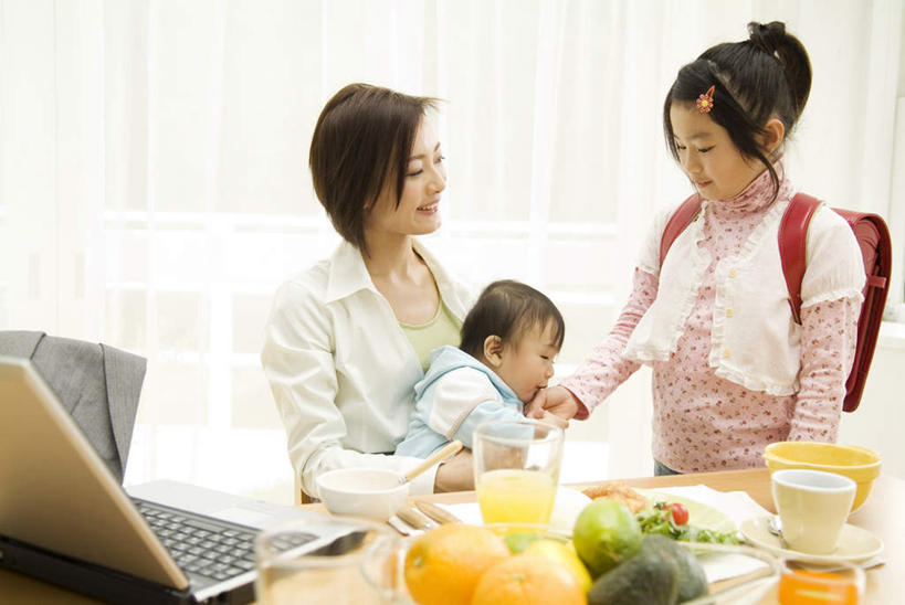 东方人,儿童,头发,三个人,家庭,母亲,女儿,客厅,坐,笑,摸,吻,微笑,露齿笑,横图,室内,白天,正面,纯洁,电脑,笔记本电脑,窗户,落地窗,柑橘,柠檬,水果,椅子,亚洲,一堆,抚摸,阴影,堆叠,堆积,服装,新鲜,光线,网络,包,书包,影子,木椅,墙,生食,食品,果实,注视,休闲装,黄种人,通讯设备,玻璃窗,墙壁,墙面,食物,一个,小孩,衣服,红色,黑色,阳光,背包,观察,看,靠,靠着,倚靠,休闲,温暖,温馨,母女,一家人,休闲服,可爱,母爱,童年,童趣,服饰,有机食品,绿色食品,单个,观看,堆,和睦,察看,无线,起居室,倚着,关注,通信设备,无线网络,无线上网,便携式电脑,童真,烂漫,无邪,酸橙,天真,手提电脑,年轻女性,女孩,女人,女性,亚洲人,孩子,年轻人,益母果,柠果,橘子,桔子,橙子,橙,触摸,接触,亲,亲吻,坐着,半身,彩图,融洽,双肩包,女生