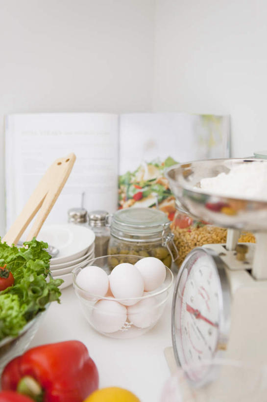 无人,竖图,俯视,室内,白天,仪器,厨房,筷子,辣椒,蔬菜,餐具,书籍,一本,一堆,一双,许多,堆叠,堆积,新鲜,罐子,墙,生菜,莴苣,蛋,鸡蛋,食品,文化,传统,墙壁,墙面,玻璃制品,食物,一个,白色,玻璃瓶,瓶子,有机食品,绿色食品,单个,堆,礼节,衡量,礼仪,计量,台秤,彩椒,辣角,红海椒,大椒,辣虎,广椒,衡器,春菜,鹅仔菜,莴仔菜,千金菜,卵,叶用莴苣,秤,进餐用具,书,图书,甜椒,柿子椒,辣子,海椒,番椒,灯笼椒,彩图,高角度拍摄,灶间