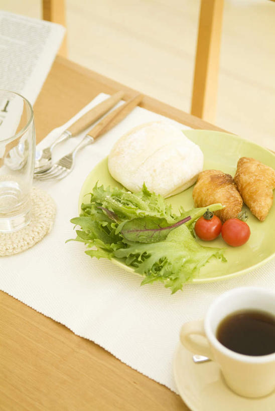 点心,面包,无人,客厅,竖图,俯视,室内,特写,白天,餐桌,桌子,蔬菜,西红柿,杯子,餐具,金属制品,许多,阴影,朦胧,模糊,新鲜,光线,金属,叉子,瓷器,瓷砖,地砖,碟子,盘,影子,勺子,墙,生菜,莴苣,食品,面点,咖啡杯,陶瓷制品,地面,墙壁,墙面,食物,糕点,一个,红色,阳光,盘子,调羹,碟,汤匙,有机食品,绿色食品,单个,餐台,起居室,瓷杯,春菜,鹅仔菜,莴仔菜,千金菜,叶用莴苣,进餐用具,烹调用具,樱桃番茄,圣女果,番茄,彩图,高角度拍摄