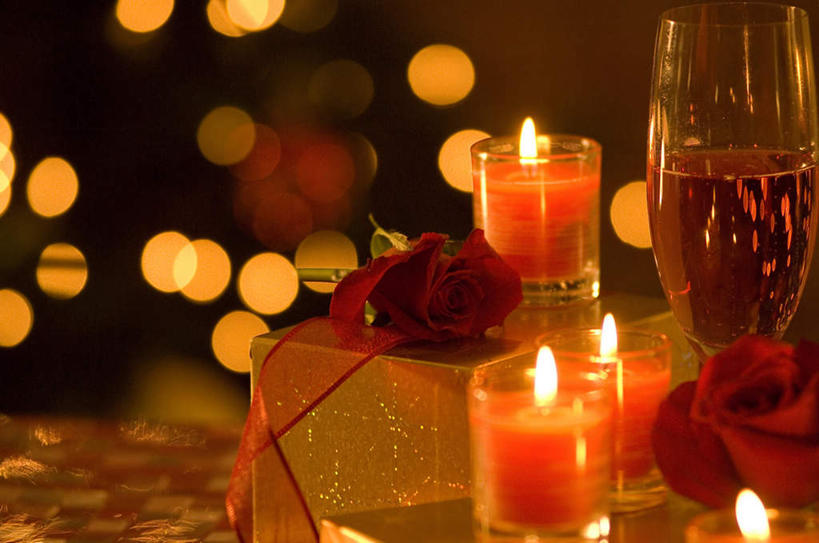 葡萄酒,无人,横图,室内,特写,白天,正面,植物,台灯,桌面,杯子,蜡烛,礼盒,礼物,照明,圣诞节,一棵,许多,节日,朦胧,模糊,庆祝,盛开,彩灯,高脚杯,火焰,纸盒,烛光,灯光,圣诞树,圣诞红,一品红,红酒杯,酒类,一杯,燃烧,花蕾,文化,玻璃制品,灯,盒子,酒,花,花瓣,花朵,鲜花,树,树木,饮料,三个,红色,绿色,自然,包装盒,酒杯,礼品盒,灯具,花苞,花蕊,圣诞花,点燃,庆典,礼品,生长,成长,纪念,照亮,照明设备,玻璃杯,彩图