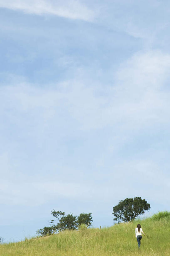 东方人,头发,一个人,站,走,竖图,室外,白天,旅游,度假,草地,草坪,植物,亚洲,仅一个年轻女性,仅一个女性,仅一个人,阴影,服装,光线,影子,云,云朵,云彩,休闲装,黄种人,娱乐,草,树,树木,背面,衣服,黄色,蓝色,绿色,黑色,白云,蓝天,天空,阳光,自然,天,站着,享受,休闲,休闲服,放松,服饰,生长,成长,年轻女性,女人,女性,亚洲人,步行,散步,站立,走路,彩图,全身