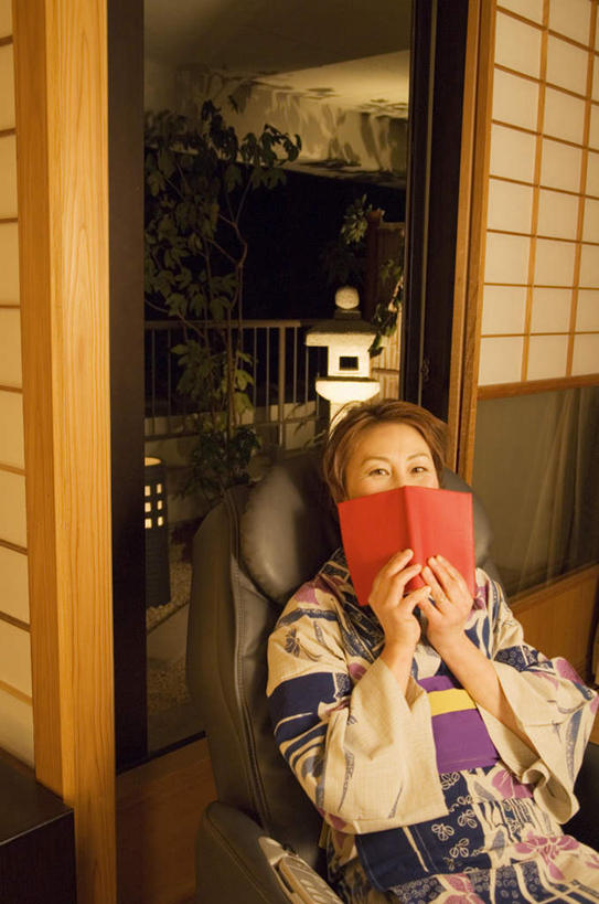 东方人,头发,一个人,客厅,躺,捧,笑,摸,微笑,露齿笑,竖图,俯视,室内,白天,民族服装,植物,窗户,门,书籍,椅子,亚洲,仅一个女性,仅一个人,一本,抚摸,握,阴影,和服,光线,瓷砖,地砖,盆栽,影子,木椅,墙,盆景,地面,拿,拿着,注视,黄种人,玻璃窗,墙壁,墙面,黄色,红色,绿色,阳光,自然,门框,观察,看,握着,遮,遮掩,服饰,仅一个老年女性,生长,成长,观看,察看,起居室,掩盖,遮挡,关注,遮盖,吴服,唐草,唐花,唐锦,掩饰,卧着,老年女性,女人,女性,亚洲人,书,图书,触摸,端,端着,接触,捧着,手捧,躺着,卧,半身,彩图,高角度拍摄,传统服装,民俗服