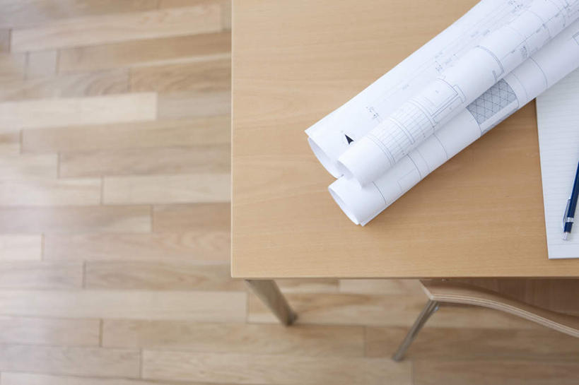 无人,横图,俯视,室内,白天,地板,桌子,一张,阴影,光线,笔,图纸,影子,办公桌,办公用品,设计图,地面,木地板,文具,阳光,铅笔,学习用品,卷,文具用品,一支,工程图,草图,蓝图,设计,彩图,高角度拍摄