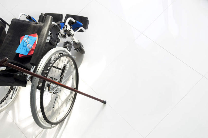 无人,横图,俯视,室内,白天,靠垫,书籍,一把,阴影,光线,瓷砖,地砖,工具,影子,靠枕,地面,一个,红色,蓝色,阳光,轮椅,垫子,枕头,复健,康复,器械,单个,拐杖,两本,手杖,医疗设备,医疗器械,医疗工具,辅助设备,书,图书,彩图,高角度拍摄