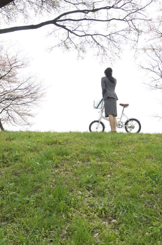 东方人,头发,一个人,商务人士,商务女性,站,摸,竖图,室外,白天,旅游,度假,草地,草坪,植物,自行车,樱花,亚洲,仅一个年轻女性,仅一个女性,仅一个人,一辆,撑,抚摸,阴影,套装,盛开,光线,影子,花蕾,注视,黄种人,娱乐,车,脚踏车,草,花,花瓣,花朵,鲜花,树,树木,背面,粉色,蓝色,绿色,黑色,蓝天,天空,阳光,自然,交通工具,天,花苞,花蕊,观察,看,站着,享受,休闲,放松,生长,成长,观看,察看,撑着,关注,载具,商务装,工薪阶层,仙樱花,福岛樱,青肤樱,年轻女性,女人,女性,亚洲人,白领,上班族,荆桃,触摸,接触,站立,彩图,全身