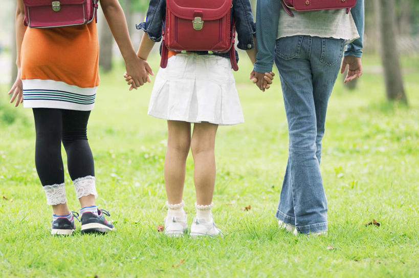 东方人,儿童,三个人,同事,站,握手,摸,横图,室外,白天,裙子,旅游,度假,纯洁,成功,合作,团队,集体,信心,草地,草坪,植物,亚洲,一排,抚摸,阴影,服装,整齐,光线,包,书包,影子,休闲装,黄种人,娱乐,队伍,草,树,树木,排列,三个,小孩,背面,衣服,黄色,红色,绿色,白色,阳光,自然,背包,站着,享受,休闲,休闲服,放松,可爱,童年,童趣,短裙,服饰,生长,成长,半身裙,领导,成就,队列,合伙,领袖,童真,烂漫,无邪,天真,男孩,男人,男性,女孩,女人,女性,亚洲人,触摸,接触,拉手,手拉手,手握手,站立,半身,彩图,双肩包,男生,女生