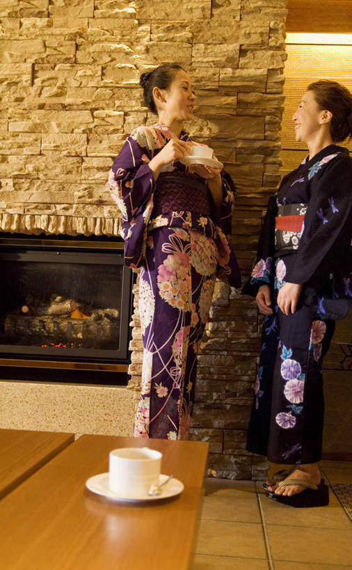 东方人,头发,两个人,伙伴,朋友,站,笑,摸,微笑,露齿笑,竖图,室内,白天,侧面,民族服装,友谊,餐桌,地板,桌子,杯子,餐具,亚洲,抚摸,阴影,花纹,和服,光线,纹路,瓷器,碟子,盘,纹理,影子,墙,咖啡杯,陶瓷制品,地面,注视,黄种人,木地板,相视,墙壁,墙面,蓝色,紫色,黑色,阳光,盘子,碟,观察,看,站着,面对面,服饰,餐台,观看,对视,察看,关注,瓷杯,相对,吴服,相看,唐草,唐花,唐锦,友情,年轻女性,女人,女性,亚洲人,触摸,接触,站立,彩图,全身,传统服装,民俗服