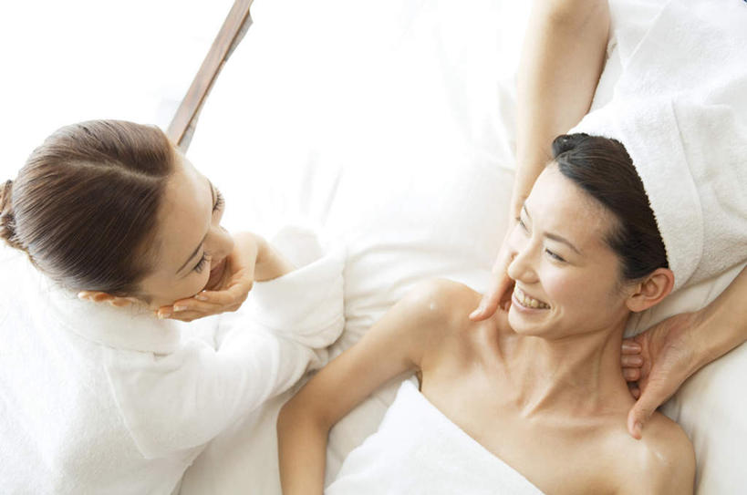 东方人,头发,三个人,伙伴,朋友,按摩师,躺,笑,摸,微笑,露齿笑,横图,俯视,室内,白天,浴袍,按摩,友谊,床,亚洲,撑,抚摸,阴影,光线,影子,床单,托腮,注视,黄种人,被子,相视,白色,黑色,阳光,毛巾,按,观察,看,托,面对面,单人床,观看,对视,察看,被单,关注,托下巴,相对,指压,相看,卧着,友情,年轻女性,女人,女性,亚洲人,长发,技师,触摸,接触,躺着,卧,半身,彩图,高角度拍摄,汤帷子,浴衣,推拿