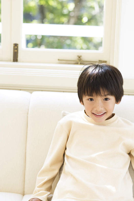 东方人,儿童,头发,一个人,客厅,坐,笑,摸,微笑,露齿笑,竖图,俯视,室内,白天,纯洁,植物,窗户,靠垫,沙发,亚洲,仅一个男性,仅一个人,撑,抚摸,阴影,服装,光线,影子,墙,靠枕,注视,休闲装,黄种人,玻璃窗,墙壁,墙面,树,树木,小孩,衣服,绿色,白色,黑色,阳光,自然,垫子,枕头,观察,看,靠,靠着,倚靠,仅一个小孩,休闲,休闲服,可爱,童年,童趣,服饰,生长,成长,观看,察看,起居室,撑着,倚着,关注,布艺沙发,童真,烂漫,无邪,天真,男孩,男人,男性,亚洲人,孩子,触摸,接触,坐着,半身,彩图,高角度拍摄,男生