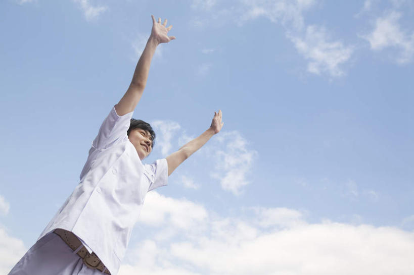 东方人,头发,一个人,站,举,笑,微笑,露齿笑,横图,室外,白天,仰视,旅游,度假,亚洲,仅一个男性,仅一个人,阴影,服装,光线,影子,云,云朵,云彩,注视,休闲装,黄种人,娱乐,仅一个年轻男性,衣服,蓝色,白色,黑色,白云,蓝天,天空,阳光,天,观察,看,托,站着,享受,休闲,休闲服,放松,服饰,观看,察看,关注,男人,男性,年轻男性,亚洲人,举起,举手,举着,向上举,向上伸,向上托,站立,半身,彩图,低角度拍摄,五指张开
