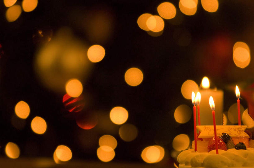 点心,无人,横图,室内,白天,正面,下午茶,植物,台灯,桌面,蜡烛,照明,圣诞节,一棵,一块,阴影,节日,朦胧,模糊,庆祝,反射,彩灯,火焰,影子,烛光,灯光,食品,圣诞树,燃烧,文化,灯,树,树木,食物,糕点,红色,绿色,自然,灯具,点燃,庆典,生长,成长,纪念,照亮,照明设备,彩图,蛋糕