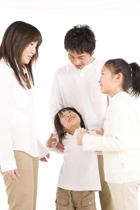 东方人,儿童,头发,四个人,家庭,夫妻,站,笑,摸,微笑,露齿笑,竖图,室内,白天,白色背景,正面,爱情,纯洁,亚洲,抚摸,服装,浪漫,注视,休闲装,黄种人,小孩,衣服,白色,黑色,低头,观察,看,站着,休闲,温暖,温馨,一家人,休闲服,恩爱,可爱,童年,童趣,恋人,摄影,服饰,影棚,观看,和睦,察看,关注,童真,烂漫,无邪,天真,男孩,男人,男性,年轻男性,年轻女性,女孩,女人,女性,亚洲人,孩子,夫妇,情侣,触摸,接触,拉手,抬头,仰头,站立,半身,彩图,影棚拍摄,拍摄,伴侣,融洽,男生,女生