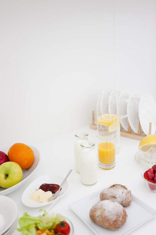 点心,面包,牛奶,无人,竖图,俯视,室内,白天,桌面,苹果,草莓,柑橘,浆果,蔬菜,西红柿,水果,阴影,新鲜,光线,影子,生菜,莴苣,生食,食品,面点,果实,饮品,一杯,营养,食物,糕点,饮料,两个,黄色,红色,阳光,有机食品,绿色食品,乳制品,奶,春菜,鹅仔菜,莴仔菜,千金菜,安神,叶用莴苣,洋莓,水果皇后,橘子,桔子,红莓,地莓,橙子,橙,樱桃番茄,圣女果,番茄,彩图,高角度拍摄